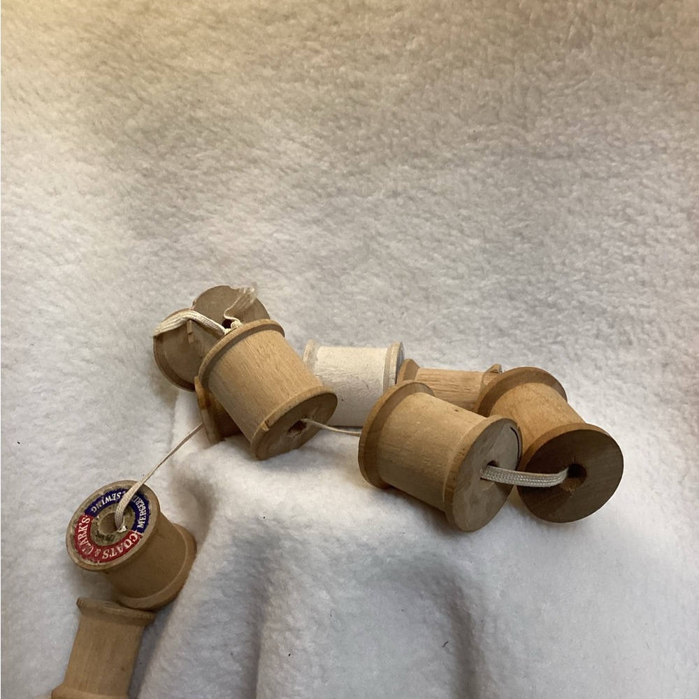 Lot Of 13 Vintage Wooden Sewing Spools Made In The U.S.A Thread Spools - Picture 2 of 3